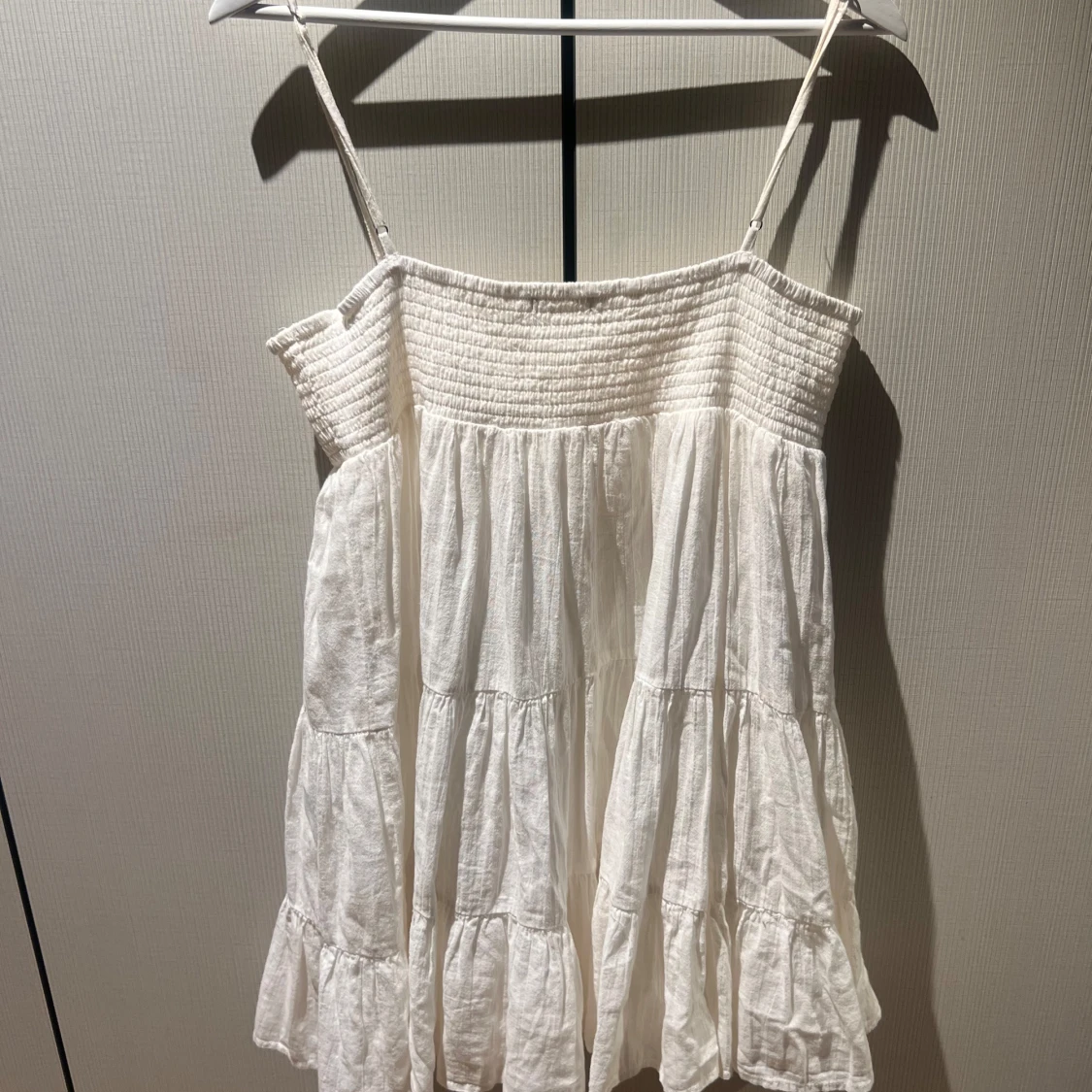 Vit somrig klänning med volang - 1