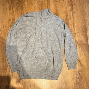 100 procent cashmere tröja - Säljer denna tröja för den inte passar. Den är storlek s men passar även m. Kontakta vid minsta fundering. Aldrig använd