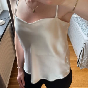 Vit satinlinne från Gina Tricot - Ett sött satinlinne från Gina Tricot i stolek M. Det är justerbara axelband. Säljer då det är för stort för mig och de aldrig kommer till användning. Aldrig använt och därför är det i superfint skick. Hör av dig vid några frågor🫶🏽☺️