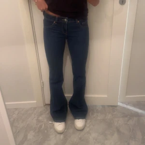 Mörkblå bootcut jeans - Säljer ett par lågmidjade jeans från hm storkek 34 i riktigt bra skick. Endast använda en gång. 🥰