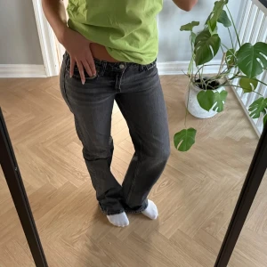 Midwaist jeans från Zara - Säljer ett par snygga midwaist jeans från Zara i storlek 38. Dessa jeans har en klassisk passform och är perfekta för både vardagsbruk och mer avslappnade tillfällen. Kombinera med en t-shirt eller blus för en trendig look! Bra skick, sparsamt använda.