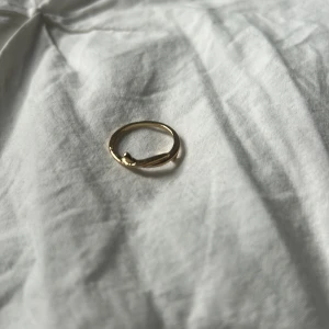 Fem olika ringar i guld - Säljer fem olika typer av ringar i guld. Säljer dom alla pga att dom inte kommer till användning och inte passar längre.skulle säga dock att ringarna är åt det mindre hållet. Om ni vill ha fler frågor eller bilder är det bara att höra av sig 💕