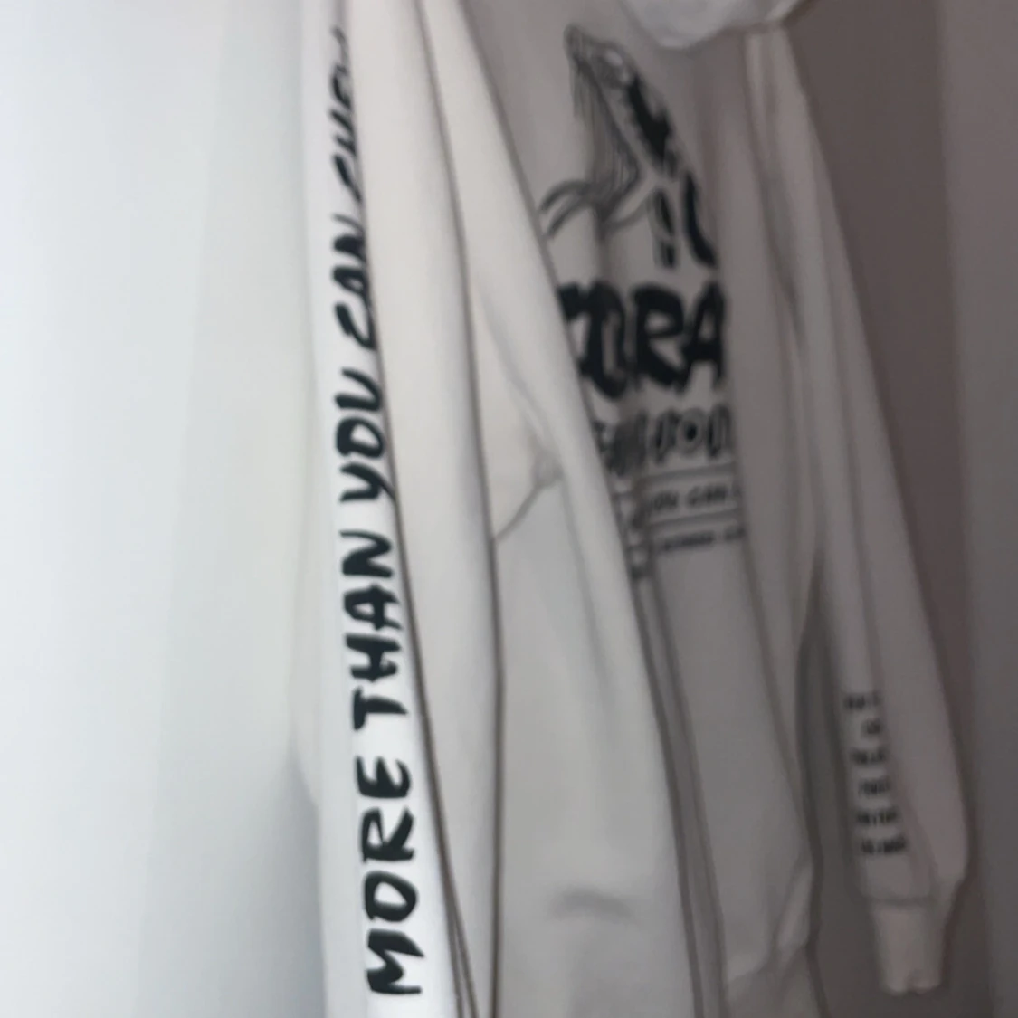 Vit hoodie med kobramotiv  - 4