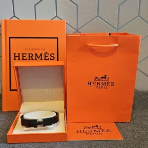 Svart H armband  - Stilrent svart armband med ikoniskt H-spänne || 17 cm || helt nytt