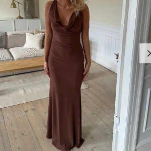 Brun långklänning från Design By Si - Brun långklänning som är perfekt inför balen! 😍 oanvänd då jag valt att köpa en annan klänning!
