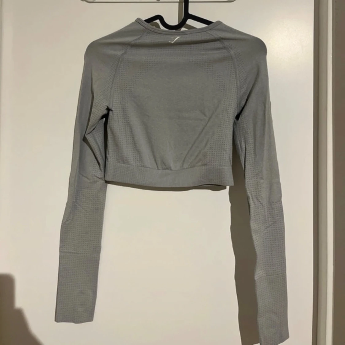 Grå croppad träningströja från Gymshark - 3