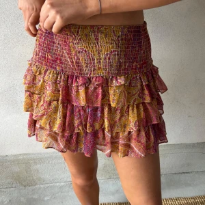 Zara kjol - Såå söt Zara kjol. En liten slitning där bak se bild. Därav priset!💕💕💕