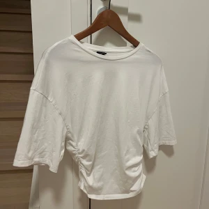 trendig tröja - Använd 2 gånger endast! Skulle säga att den mer är som en S då jag själv har S och den passar bra!! Inga defekter❣️