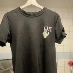 Off white t-shirt - Säljer denna otroligt feta t-shirt. Kommer vara en riktig hit inför sommaren. Sköna färgkombinationer samt att den är relativt ny. Hör av er vid funderingar // maxi 