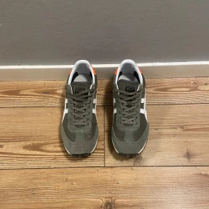 Onitsuka Tiger Skor - Riktigt fräscha Onitsuka Tigers köpta för någon månad sedan. Säljer då de inte kommer till användning. 
