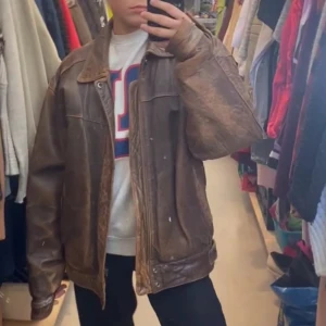 Brun oversized skinnjacka - Säljer en brun oversized skinnjacka. Snygg vintagevibe och passform. Skulle säga att den passar alla storlek, men skulle beskriva den som en M/L, jag är vanligtvis en S