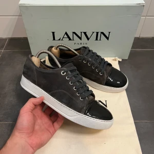 Lanvin - Tja! Säljer nu dessa Lanvins! Skick 7/10 mockan är ganska sliten, hål i hälen och inte original sulor! Färg Grå! Storlek uk 5 vilket passar dig som har storlek 40-41. Boxen och dustbagen följs inte med! FAST PRIS! Om du har några frågor eller funderingar är det bara att höra av sig🙌😁