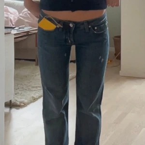 Jeans i bootcut/straight modell - Lågmidjade bootcut jeans, gamla bilder så har inte lapp kvar men jag har knappt använt de, köpte för typ en månad sen men har bara använt enstaka gånger därför säljer jag. Midjemått 34, innerbenslängd 80