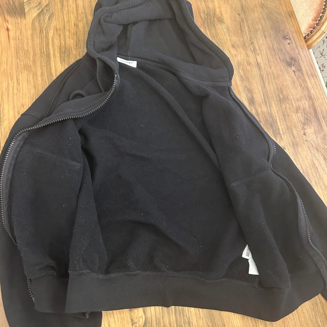 Svart hoodie med dragkedja - 1