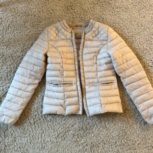 Beige jacka  - Säljer en beige/rosa jacka från Amisu i storlek XS. Jag tyckte inte den satt så bra på mig därför säljer jag 💕💕