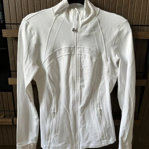 Define Jacket Lululemon - Säljer min Define Jacket Lululemon i vit (slutsåld online och butik) i storlek 6.  Använd 1 gång då jag använder min svarta mer. 🤍
