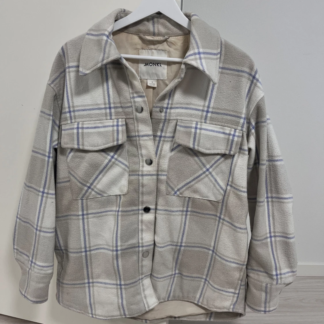 Beige rutig overshirt från Monki