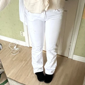 Vita lågmidjade bootcut jeans från Dolce & Gabbana🤍 - Jättefina jeans med unika fickor. Knappt använda. Innerbenslängd: 86cm. Säljer då dem inte passar mig💕priset kan diskuteras vid snabb affär