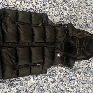 Svart dunväst med huva från Moncler - Storlek S passar även M. Tar emot byten.