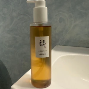 Cleansing Oil från Beauty of Joseon - Koreans hudvård. Mild rengöringsolja med 50% sojabönsolja och 0,1% ginsengfröolja. Kommer i en genomskinlig pumpflaska på 210 ml. Perfekt för att ta bort smink och rengöra huden på djupet. Endast testat några pumpar.