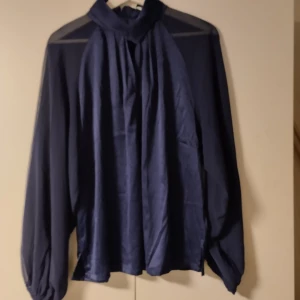 Ny! 🌟  Shirley blouse - Ny! Shirley blouse från Bubbleroom. Glansig fram och baksida, chiffong ärmar. 