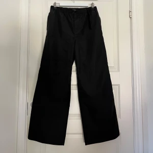 Our Legacy wander trouser - Knappt använda. Passar w28-32. Justerbar passform med elastiskt snöre i knävecket för mer eller mindre bootcut passform.