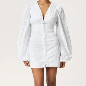 Adoore Florence Dress - Helt ny med prislapp! Florence klänningen från Adoore i vit färg, stl.36🩷