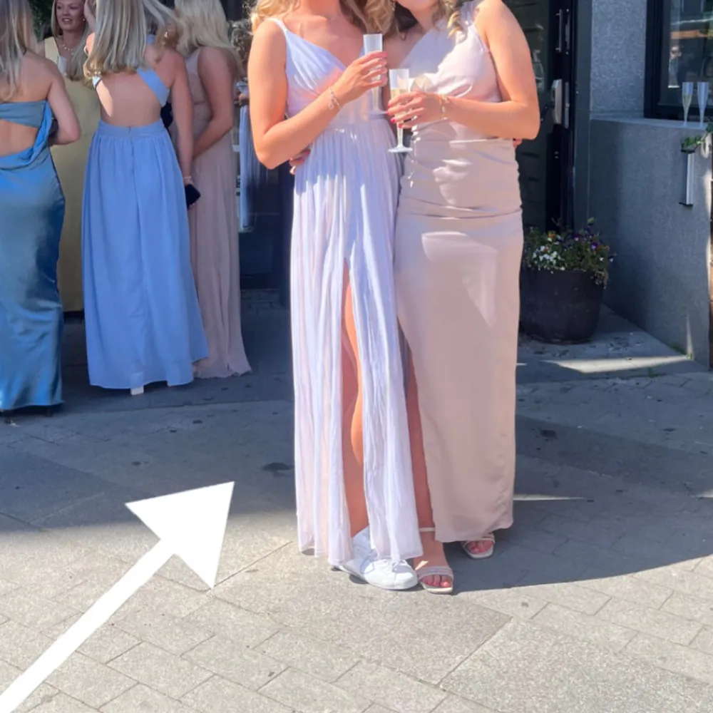 Skimrande champagnefärgad balklänning från bubbleroom 🌟Stolek 36/S!! Bara använd ett tillfälle, superfint skick och inga defekter 💗 Skriv för fler bilder 💕💕. Mekot.