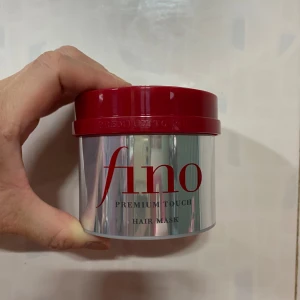 Fino Premium Touch hårmask - Fino Premium Touch Hair Mask. Innehållet är en krämig hårinpackning som återfuktar och vårdar håret på djupet. Perfekt för dig som vill ge håret extra glans och mjukhet. (Finns 7 st helt oöppnade)