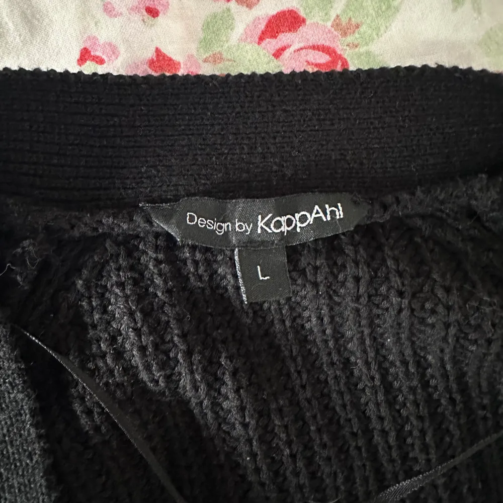 Svart stickad cardigan jacka från KappAhl i storleken L. Jackan har lång ärm, ribbade muddar och dragkedja framtill. Perfekt för lager-på-lager och enkel att matcha med olika outfits.. Takit.