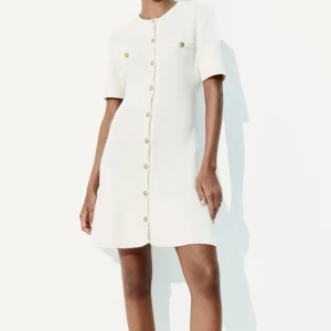 Vit ribbad kortklänning med guldknappar - Säljer en superfin och populär klänning från H&M. Helt ny och aldrig använd, prislappen sitter fortfarande kvar. Storlek M men hade sagt att den passar S/M.  Perfekt till student/mottagning. Dessutom helt slutsåld på hemsidan!