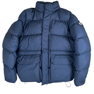 Moncler Glacier Giubbotto  - Brand: Moncler   Modell: Glacier   Size: 6  Recomended fit: Xl-Xxl  Condition: Very good like new  Details: Down filled puffer, with trio logo closure and blacked out zips. Has a inner pocket. Adjustable fitting.  Available on Fashionels.com