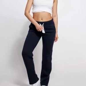 Russemerch byxor - Säljer dessa super fina och super sköna mjukis byxor från russemerch. Säljer då jag råkade beställa i en för liten storlek. Passar för folk som är runt 155cm