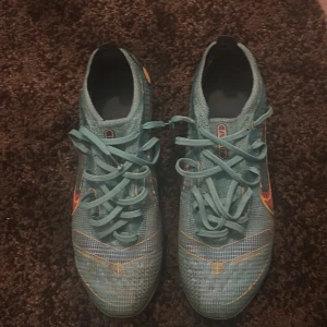 Nike Mercurial fotbollsskor i turkos och orange - Säljer ett par Nike Mercurials elite som ej går få tag på längre storlek 39,5-40,4 pris kan sänkas vid snabb affär!