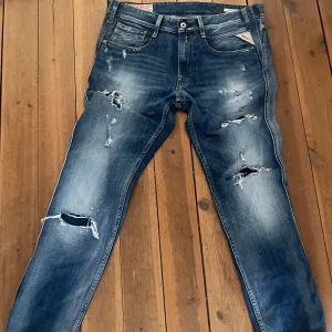 Replay anbass  - Ett par replay anbass med slitningar i storlek 31 32. Riktigt bra skick. Pris kan diskuteras vid snabb affär.