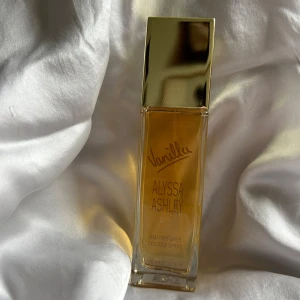 Vanilla Alyssa Ashley - En vanilj doft, luktar som ett bakverk! Gillar den mycket men använder inte den så ofta. Hör av dig vid funderingar. 100 ml från början men använt litegrann. Hör av dig om du har frågor❤️