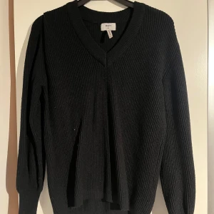 Stickad tröja från veromoda - Säljer en svart stickad tröja från veromoda i storlek XS. Tröjan har v-ringning, ballongärmar och är ribbstickad. 