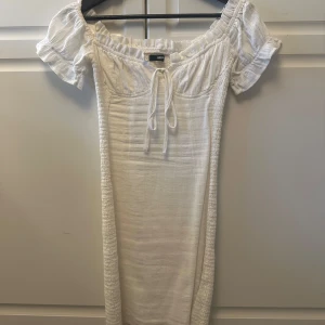 Klänning  - En vit klänning från bikbok 💞använd 1 gång 