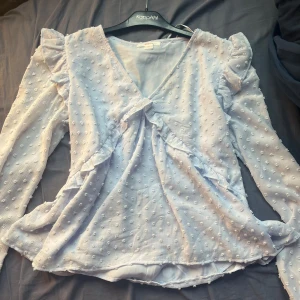 Jätte fin sommarblus - Jätte fin ljusblå blus som är från Gina tricot och är i storlek 170 och passar mig som är mellan xs-s. Den är jätte skön o inga defekter som jag kan se. Som ny💕