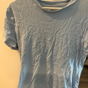 Ljusblå t-shirt från Polo Ralph Lauren - Säljer en ljusblå t-shirt från Polo Ralph Lauren med klassisk broderad logga på bröstet. T-shirten har rund halsringning och korta ärmar. Perfekt för en avslappnad stil. Storlek M men passar S
