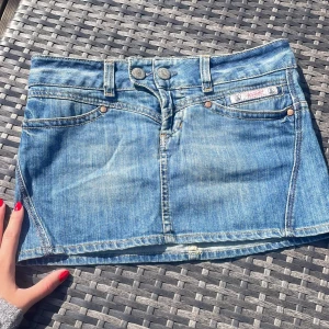 Lågmidjad jeanskjol  - Säljer denna sjukt snygga jeanskjol som tyvärr inte passar mig längre.  Går att använda till allt!! Pris kan diskuteras ☺️