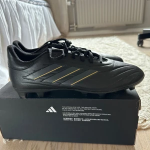 Adidas fotbollskor. Copa pure 2 dark spark.  - Säljer ett par svarta Adidas fotbollsskor Copa pure 2. Endast använt ett fåtal gånger. 