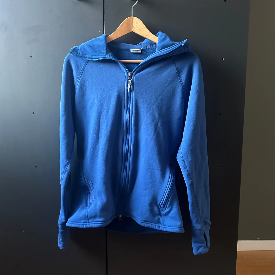 Blå hoodie med dragkedja från Houdini