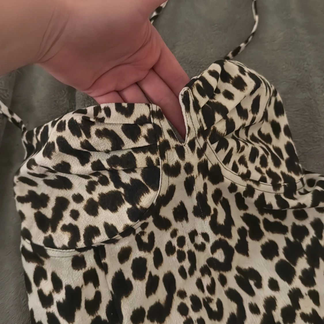 Leopardmönstrad klänning med smala axelband - 2