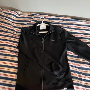 Marinblå Les Deux tröja - Jag säljer min snygga Les Deux tröja i storlek M. Den har ett mycket bra skick, inga slitningar eller hål och den har inga fläckar. 