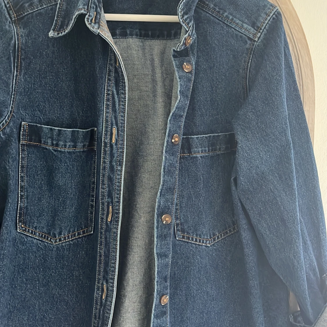 Mörkblå jeansskjorta med knappar - 2