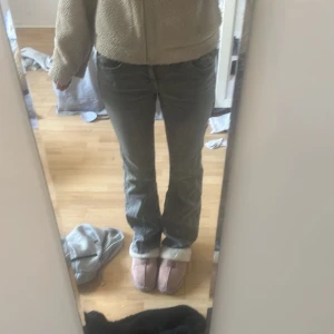 Grå bootcut jeans - Säljer ett par gråa jeans med bootcut-passform. Jeansen har klassiska fem fickor och låg midja. Perfekta för dig som gillar en avslappnad men ändå stilren look.