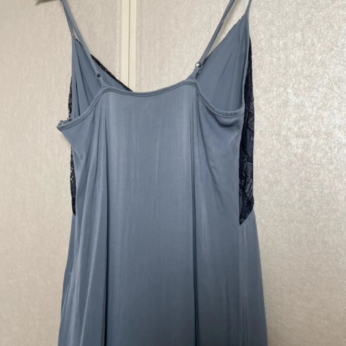 Ljusblå klänning med spetsdetaljer - 2