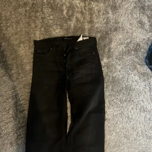 Svarta jeansbyxor Johan by J.Lindeberg - Säljer ett par svarta jeansbyxor från J.Lindeberg.