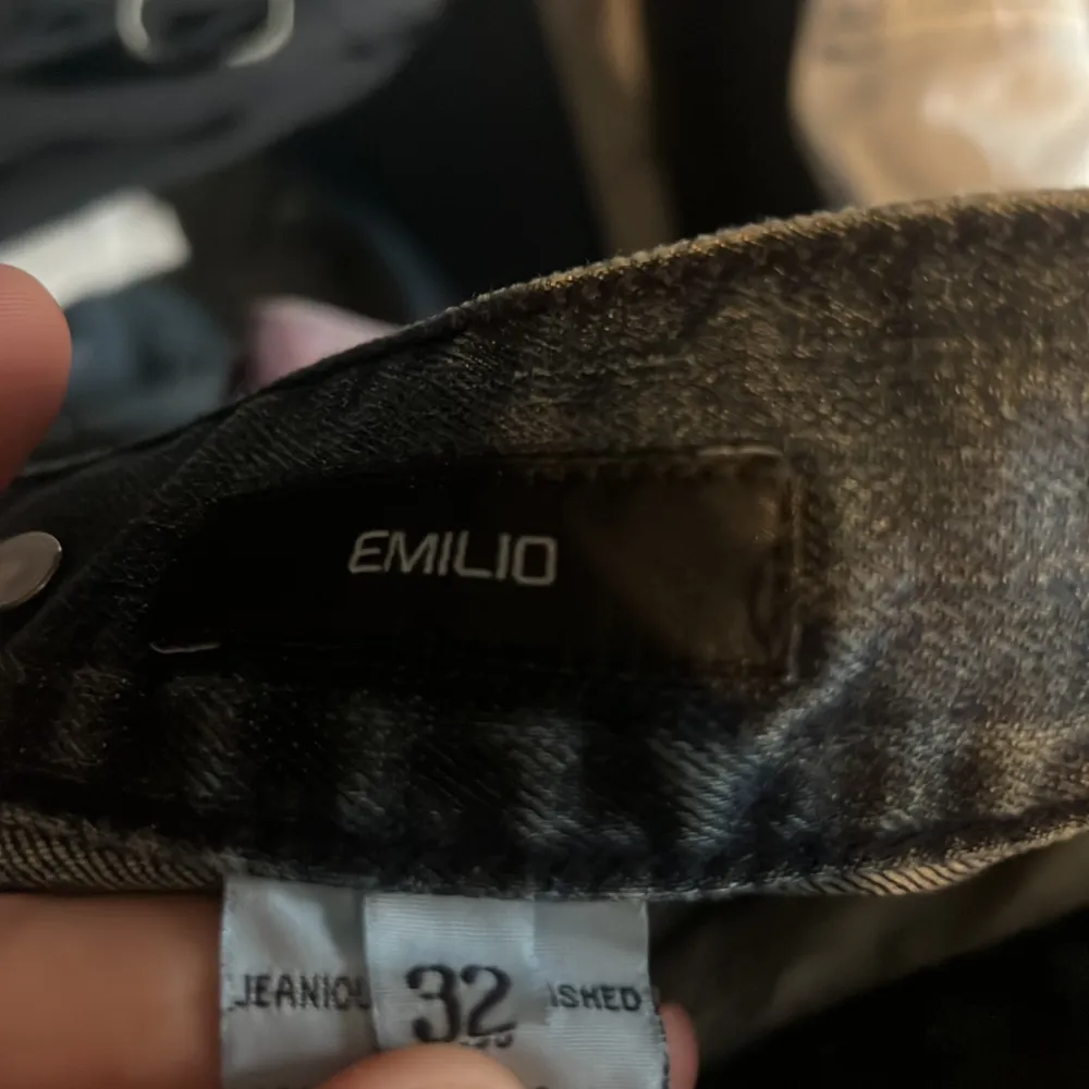 Säljer ett par mörkblå jeans från Emilio. Farkut & Housut.